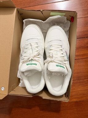 Reebok White Sneakers with Green Logo platform style 5Y and 6.5 Women’s